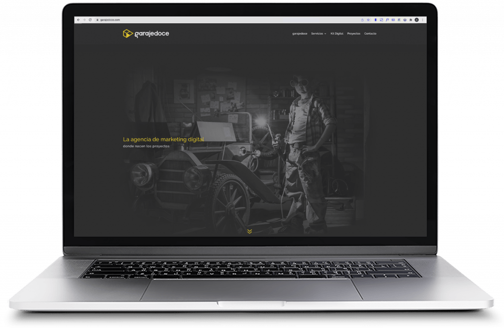Portátil que muestra la página web de la agencia de marketing digital en Alicante, garajedoce.