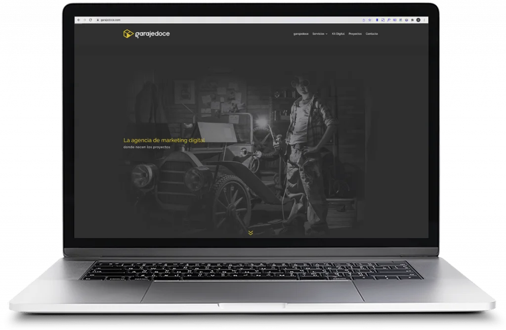 Portátil que muestra la página web de la agencia de marketing digital en Alicante, garajedoce.
