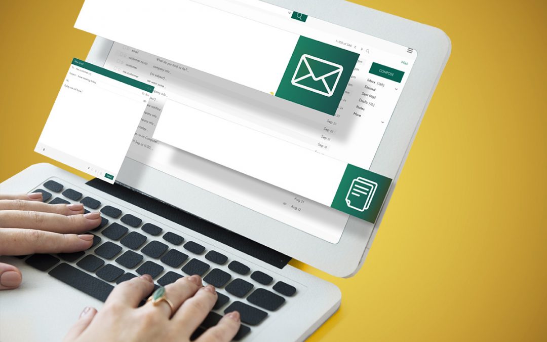 una persona entrando en la plataforma de envío de correos masivos como ejemplo de newsletter
