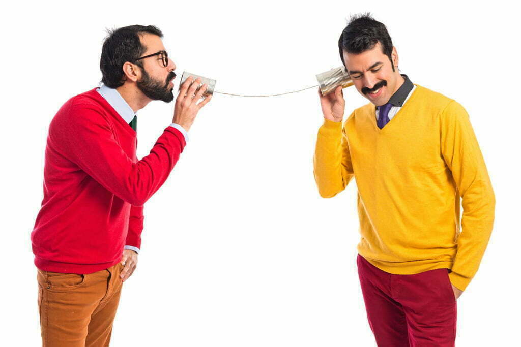 Dos personas comunicándose con un vaso conectado por un hilo