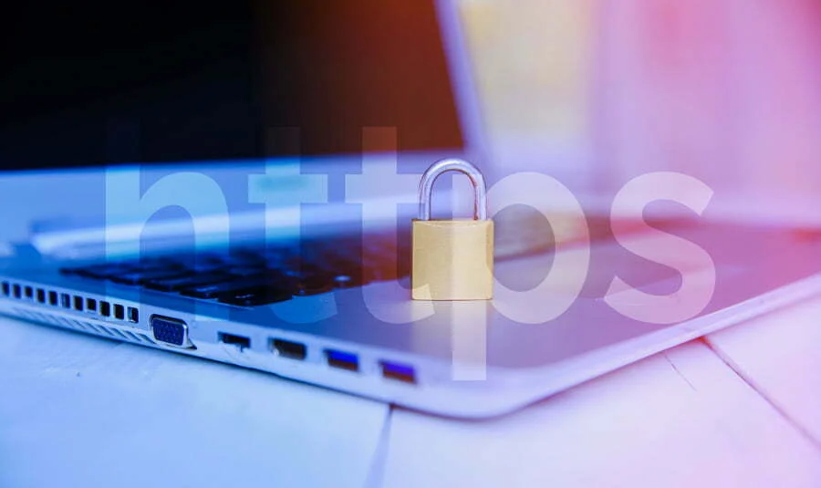 Un portátil con un candado que representa la seguridad https como medida en la forma de mejorar el posicionamiento web SEO según garajedoce
