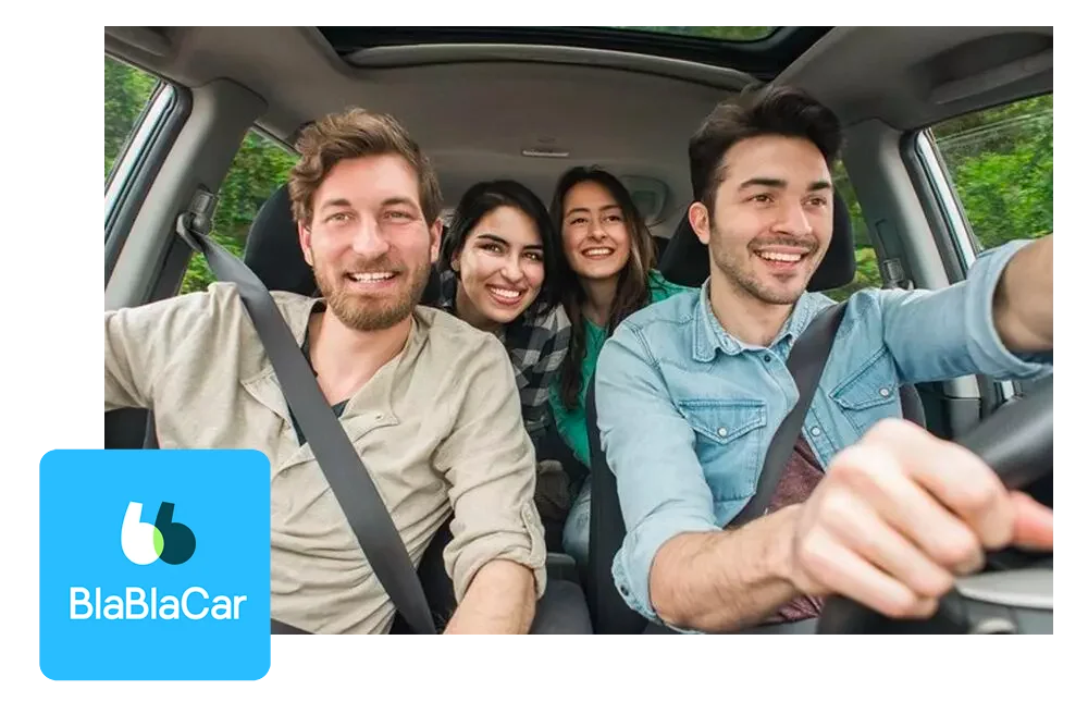 Un grupo de jóvenes viajando en un coche gracias a Blablacar, la red social para viajar y compartir gastos, mientras hablan de redes sociales horizontales y verticales.