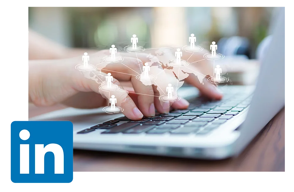 Una persona busca empleo y lee artículos en LinkedIn, una de las redes sociales horizontales y verticales que más ha evolucionado desde sus inicios.