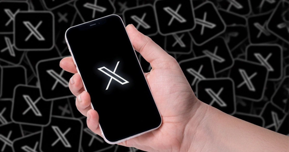 Imagen en la que se visualiza un móvil con el logotipo de X (twitter) y logotipos recreados de fondo como red social horizontal.
