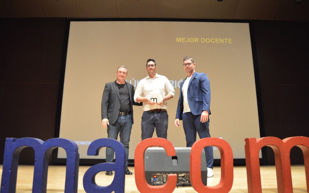 Raúl Carrión, CEO de garajedoce, recogiendo uno de los premios como mejor docente de los másteres MACOM de la Universidad Politécnica de Valencia (UPV).
