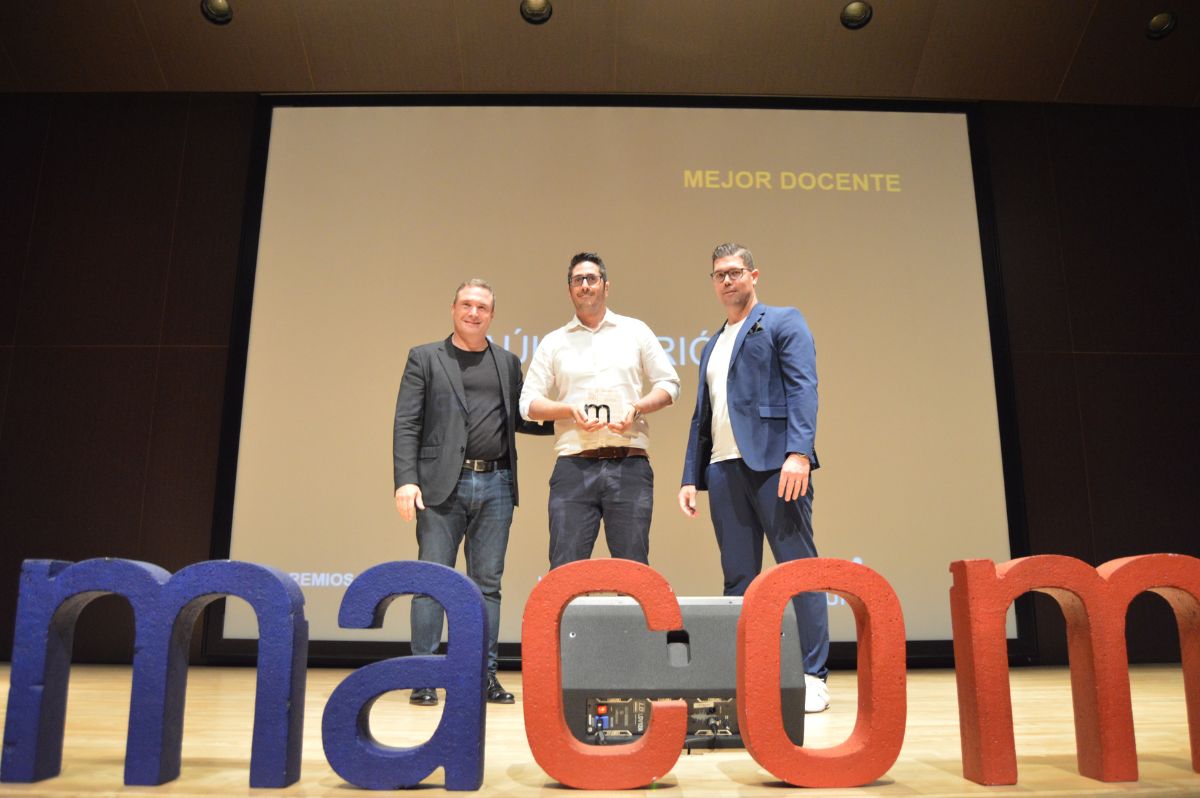 Raúl Carrión, CEO de garajedoce, recogiendo uno de los premios como mejor docente de los másteres MACOM de la Universidad Politécnica de Valencia (UPV).