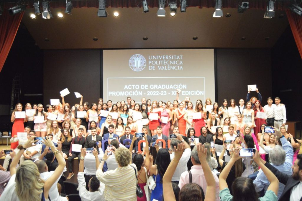 Acto de graduación de los alumnos de los másteres MACOM de la UPV en el ejercicio docente 2022-2023.