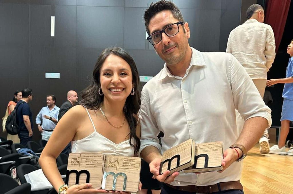 Raúl posa con los premios "mejor docente" junto a una de sus alumnas que se llevó dos premios: "mejor alumna" y "mejor proyecto emprendedor" por MACOM UPV.