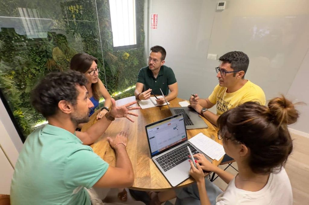 Reunión de equipo en las oficinas de garajedoce para hablar sobre proyectos y sobre la entrevista en el portal de noticias Sintetia.