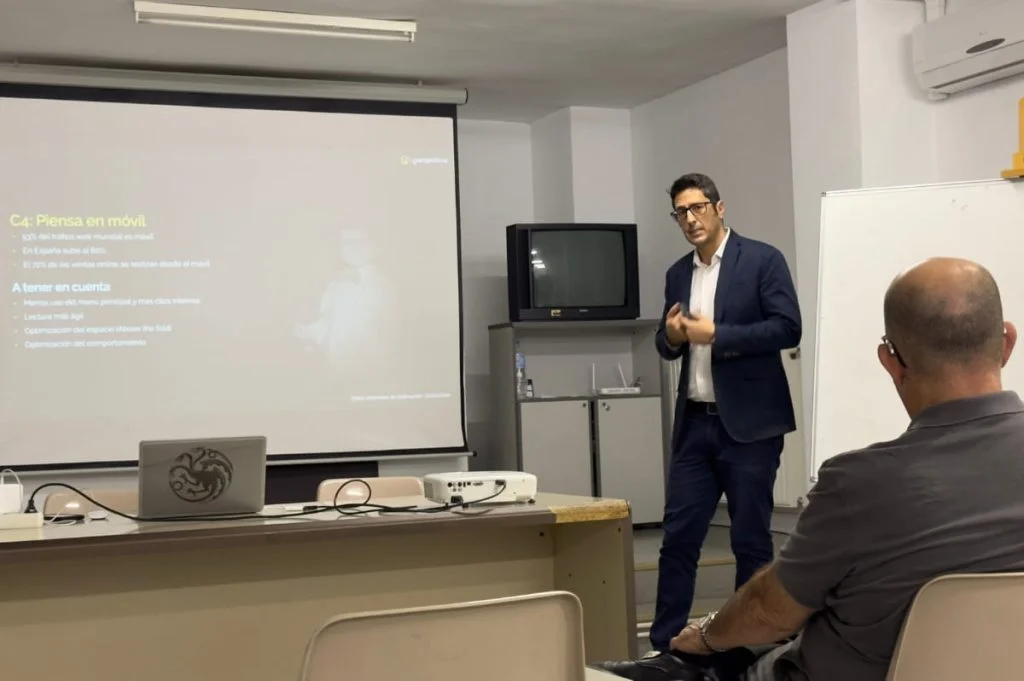 Raúl Carrión en su taller formartivo bajo la mirada de uno de los asistentes.