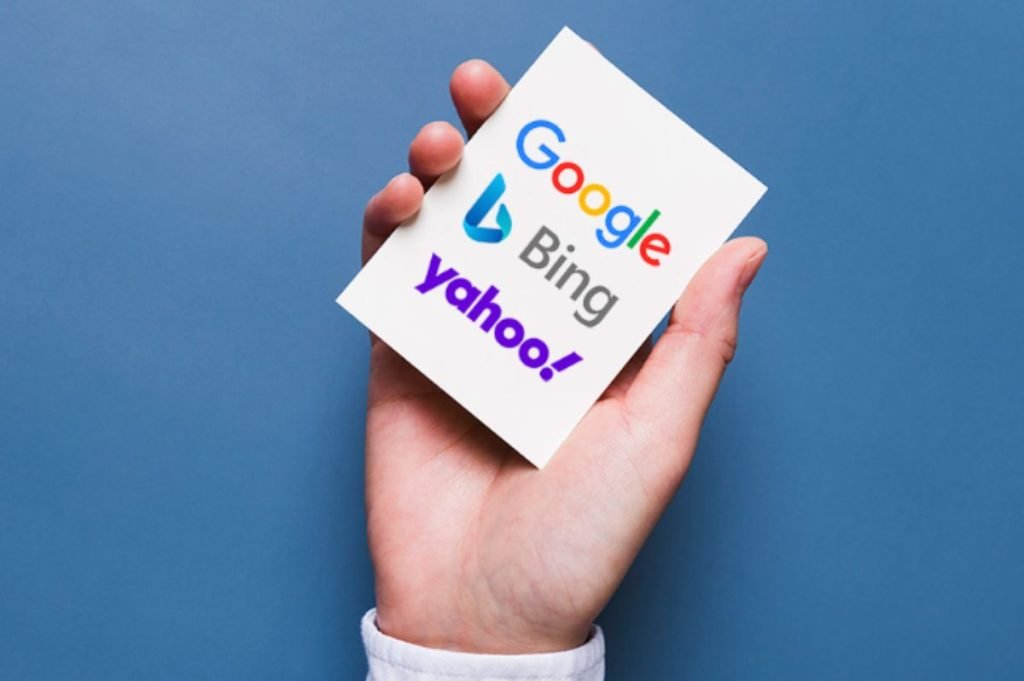 Consultor experto SEO sujeta una tarjeta en la que se puede leer Google, Bing o Yahoo, principales motores de búsqueda o buscadores.