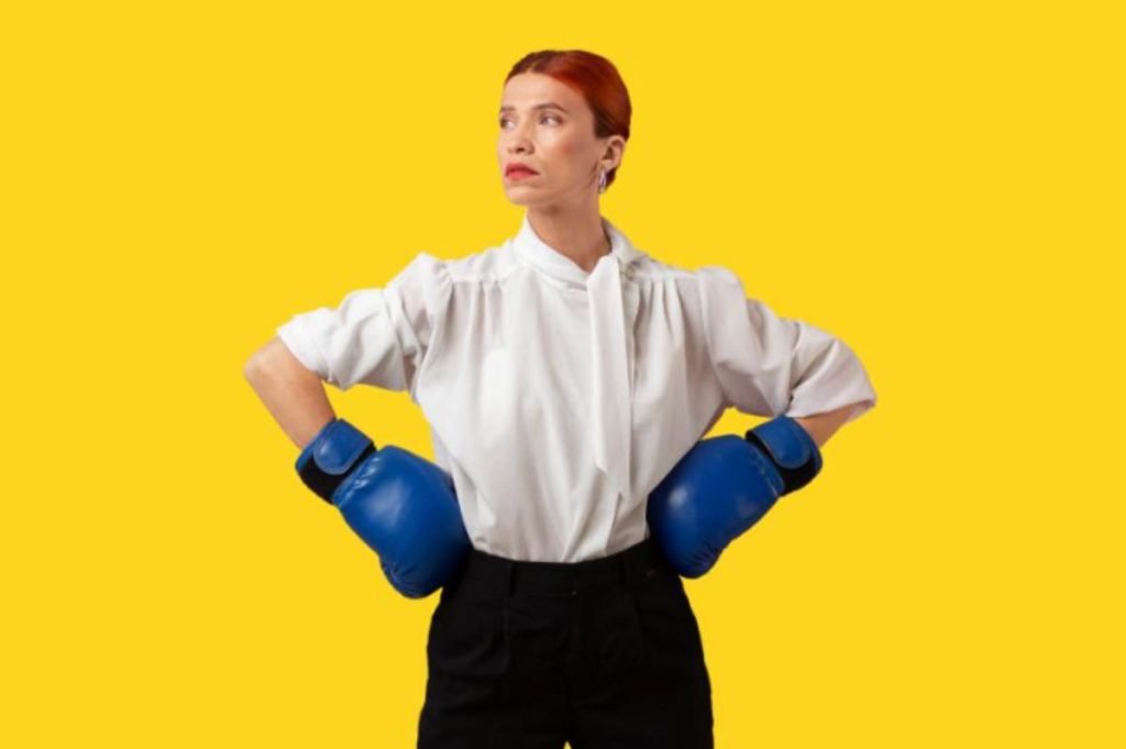 Mujer con guantes de boxeo para hacer un simil de la importancia del consultor experto SEO en cualquier empresa.