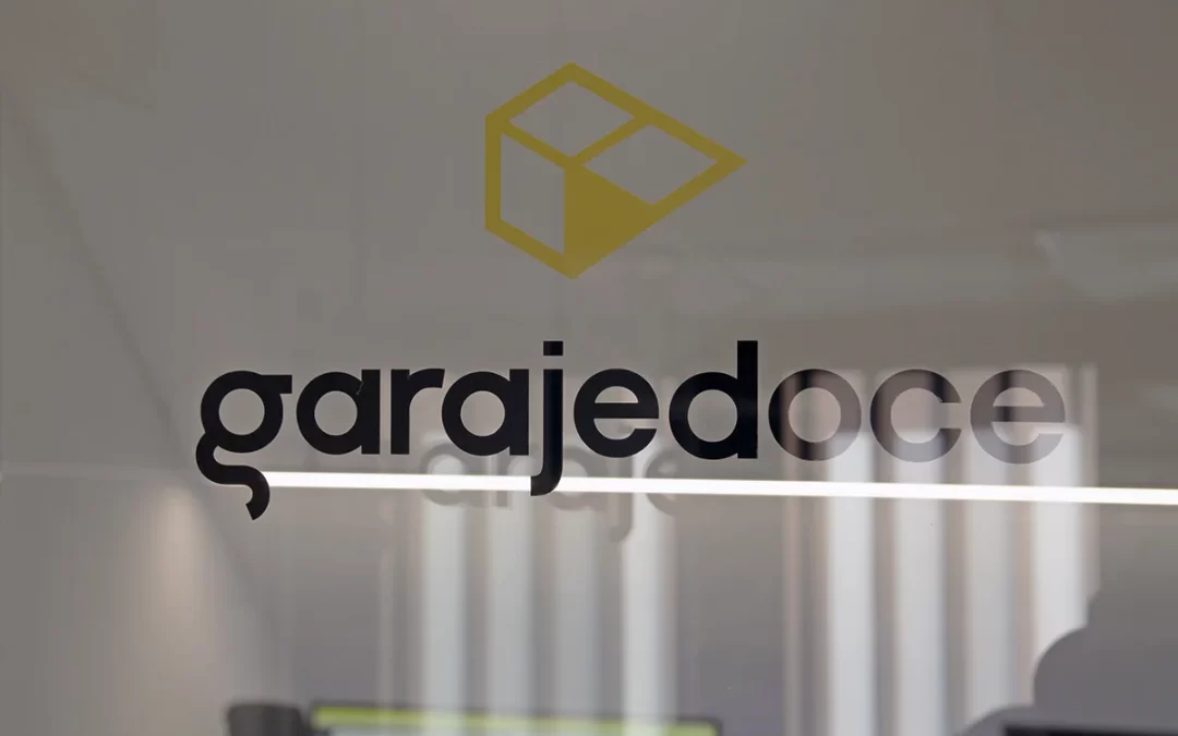 Logotipo de garajedoce en una de las cristaleras de la oficina.
