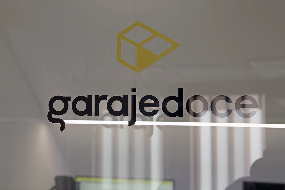 Logotipo de garajedoce en una de las cristaleras de la oficina.