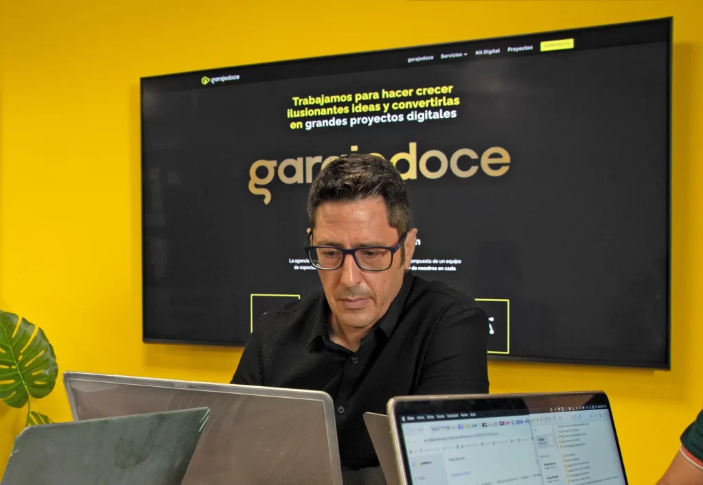 Raúl Carrión, CEO de garajedoce, trabajando en la oficina de la agencia de marketing digital en Alicante.