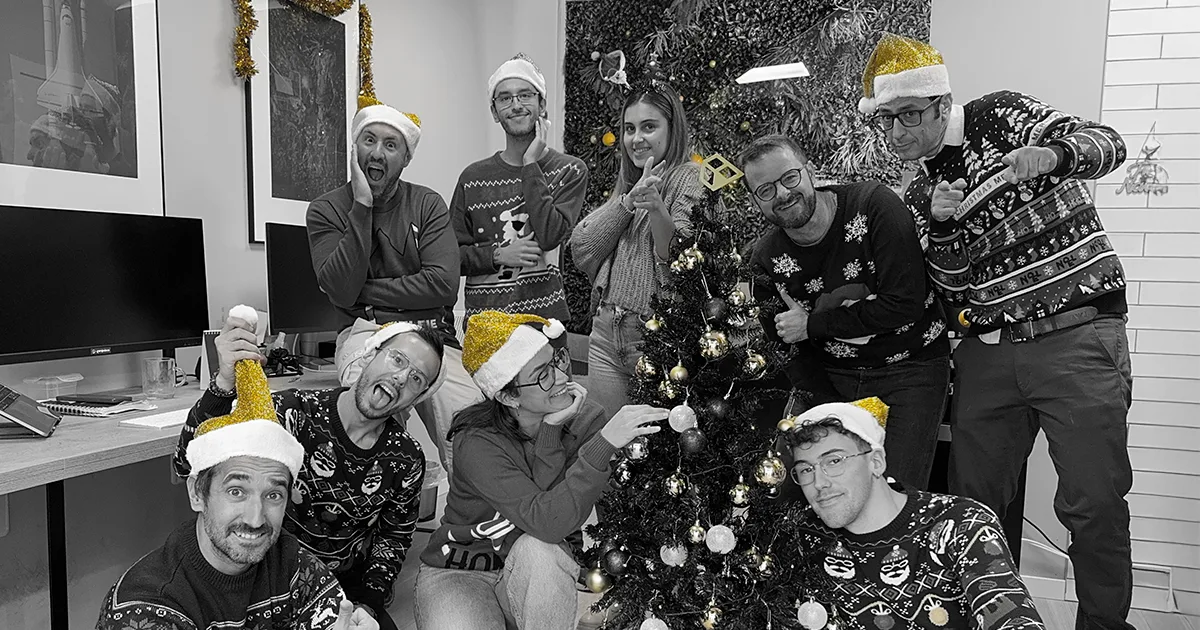 Equipo de garajedoce montando el árbol y deseando unas felices fiestas y próspero Año Nuevo.