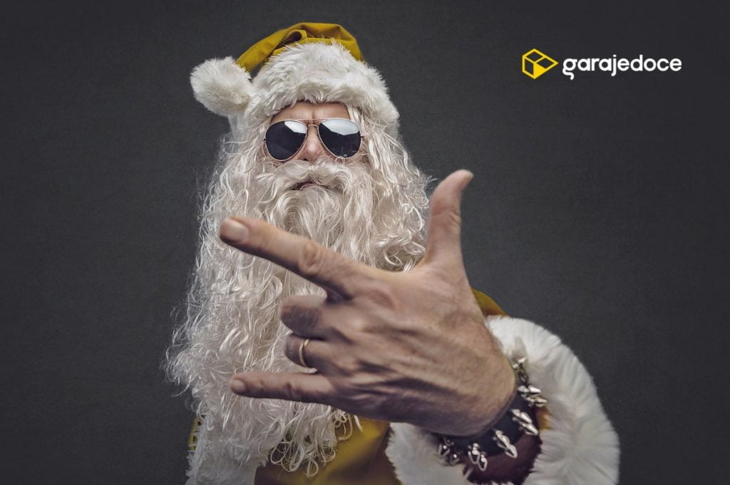 Papá Noel rockero para mostrar las felicitaciones de Navidad y de Año Nuevo de los miembros de garajedoce.