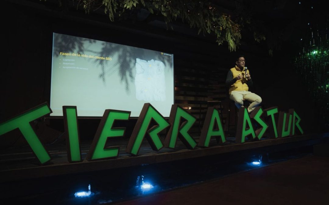 Imagen de la ponencia de Raúl Carrión en el I Gremio Live - Sidra Edition de SEO local por Collac en Tierra Astur de El Vasco (Oviedo).