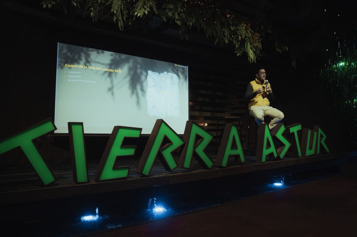 Imagen de la ponencia de Raúl Carrión en el I Gremio Live - Sidra Edition de SEO local por Collac en Tierra Astur de El Vasco (Oviedo).