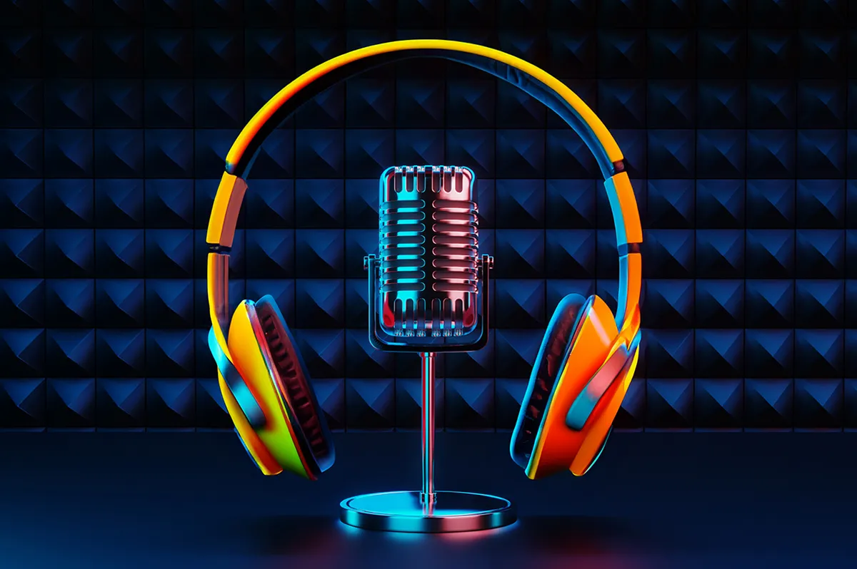 Micrófono rodeado de unos cascos para hablar de los mejores pódcast de marketing digital según garajedoce.