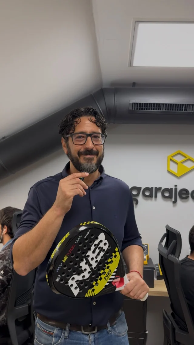 Cuando decimos que nos metemos de lleno en el terreno de juego de nuestros clientes, no es  una metáfora 🤝🏻Trabajar mano a mano con una marca con tanta historia como Enebe Pádel es un orgullo, y que encima se pasen por la oficina con semejante regalazo nos confirma la suerte que tenemos de llevar a cabo proyectos como este.Muchas gracias a todo el equipo de Garajedoce por su trabajo y a @enebepadel por confiar en nosotros desde el primer momento, ¡lo mejor está por venir!